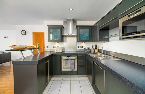 Canning Town South Apartment | WATERFRONT SERENITY- Modern 2-Bedroom Apartment Near Excel London.