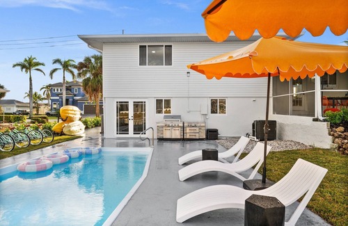 Marco Island Villa | Waterfront, Spa, Kayaks, Sauna, Heated Pool, Arcade, Mini Golf, Fire Pit, Bikes