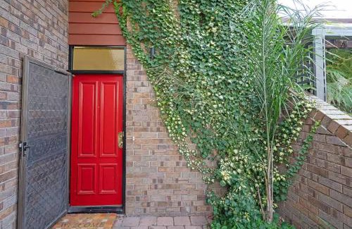Sandy Bay House | Waterfront Stay at Nutgrove Beach