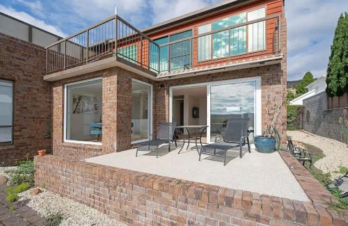 Sandy Bay House | Waterfront Stay at Nutgrove Beach