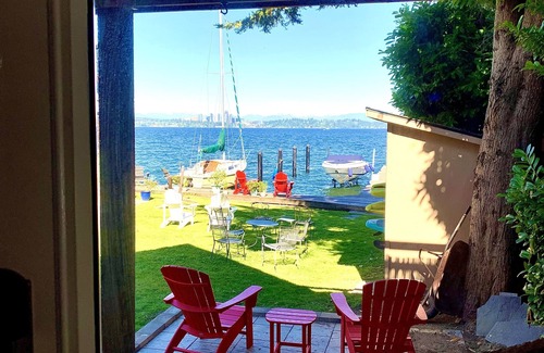 Leschi Apartment | Waterfront Sunrise private retreat with electric bike, kayaks, SUP, BBQ, views
