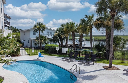 Country Club Estates House | Waterfront Townhome 10 minutes to St. Simons