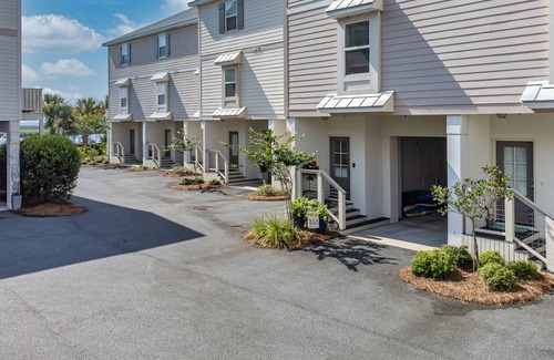 Country Club Estates House | Waterfront Townhome 10 minutes to St. Simons