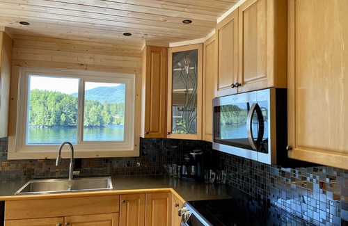 Ucluelet Apartment | Waterfront Ucluelet Harbour Lodging