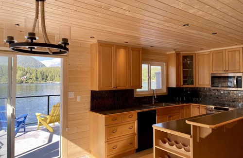 Ucluelet Apartment | Waterfront Ucluelet Harbour Lodging
