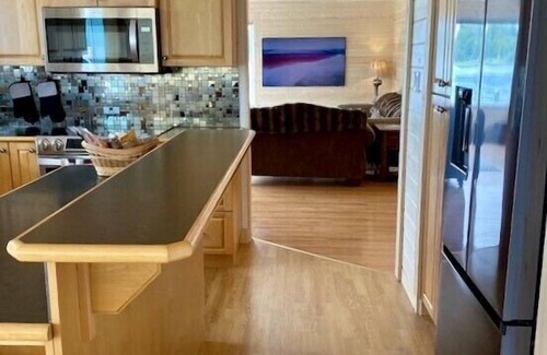 Ucluelet Apartment | Waterfront Ucluelet Harbour Lodging