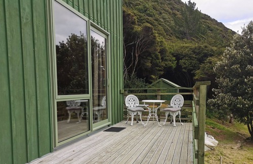 Saint Omer Cabin | Waterfront unit ' Bell Bird'