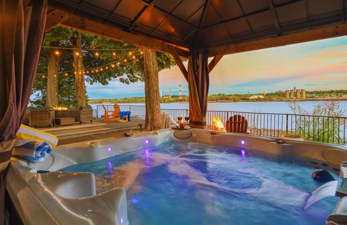 Jeffersonville House | Waterfront|Views|Newspaper featured|Theater|Hot Tub|Pets|Sauna|Luxe Amenities