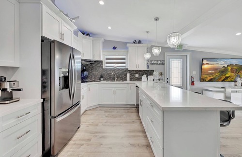 Marathon Villa | Waterfront Villa: Serene Escape!