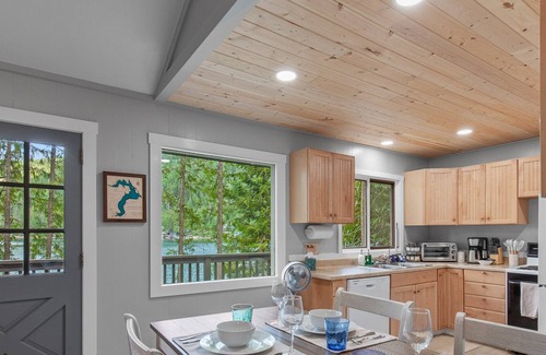 Sagle Cabin | Waterfront w/Swim Dock, Views, Kayaks & Paddleboards!