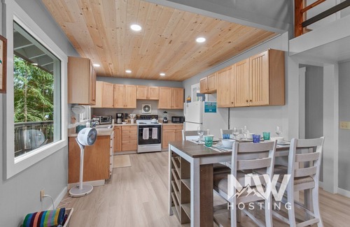 Sagle Cabin | Waterfront w/Swim Dock, Views, Kayaks & Paddleboards!