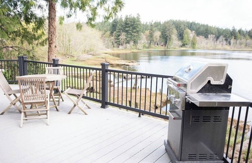 Gig Harbor House | Waterfront Wollochet Cottage
