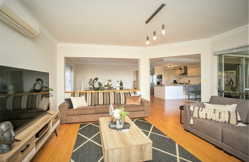 Dudley Park House | “WATERLILY HOUSE” - Luxury Mandurah Canal Holiday Home - Jetty, BBQ, Sleeps 14