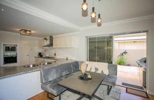 Dudley Park House | “WATERLILY HOUSE” - Luxury Mandurah Canal Holiday Home - Jetty, BBQ, Sleeps 14