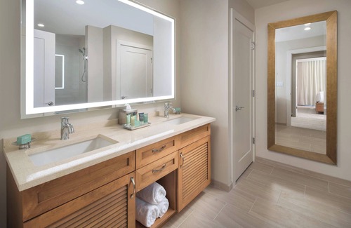 Holmes Beach Hotel | Waterline Villas & Marina, Autograph Collection