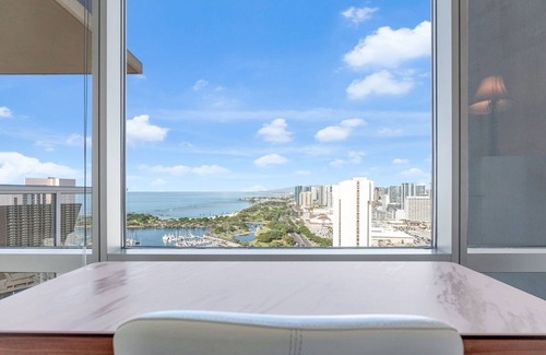 McCully - Moiliili Condo | Watermark - Luxury 2BD/2BA/2PA on 36th floor with an Ocean View!