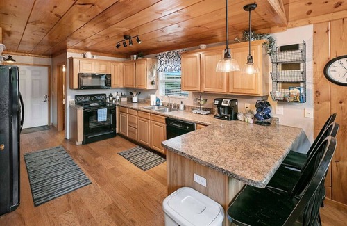 Flat Hollow Marina Cabin | Waters Edge Lakefront w/Kayaks, Fire Pit and Dock