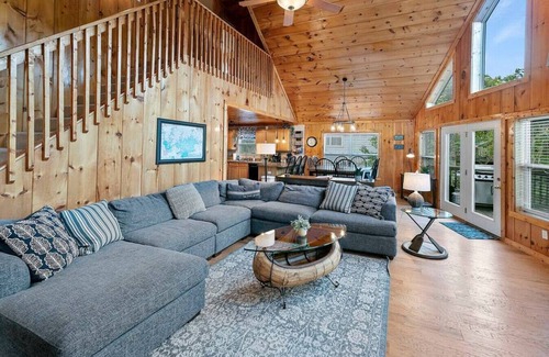 Flat Hollow Marina Cabin | Waters Edge Lakefront w/Kayaks, Fire Pit and Dock