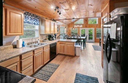 Flat Hollow Marina Cabin | Waters Edge Lakefront w/Kayaks, Fire Pit and Dock