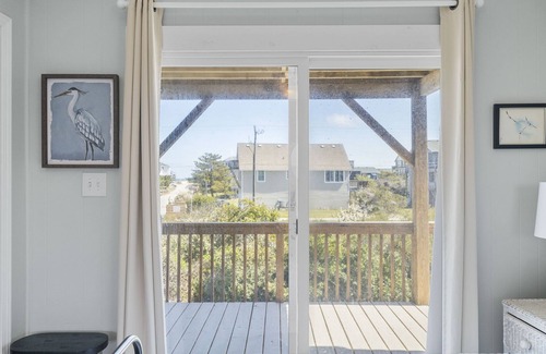 South Nags Head Cottage | Wave Watcher - Amazing Ocean and Sound Views - One minute walk to the beach!