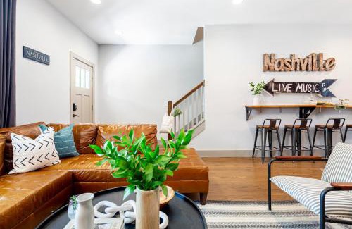 Historic Waverly Apartment | Waverly by AvantStay Nashville-Inspired Townhome w Luxury Kitchen Pool Table