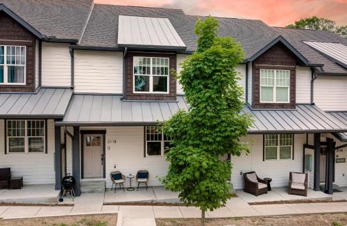 Historic Waverly Apartment | Waverly by AvantStay Nashville-Inspired Townhome w Luxury Kitchen Pool Table