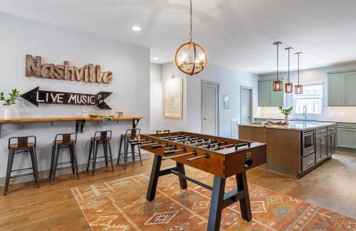 Historic Waverly Apartment | Waverly by AvantStay Nashville-Inspired Townhome w Luxury Kitchen Pool Table