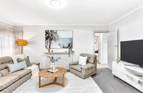 Glenelg North House | Waves and Walks - Close to Beach and Local Boutiques