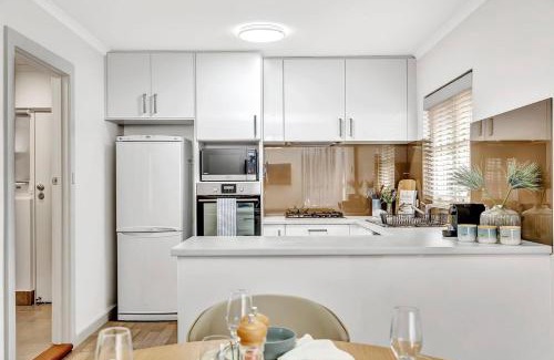 Glenelg North House | Waves and Walks - Close to Beach and Local Boutiques