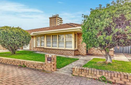 Glenelg North House | Waves and Walks - Close to Beach and Local Boutiques