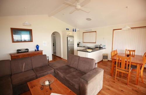 Duncan Cottage | Waves and Wildlife