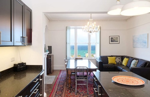 St Ives House | Waves End, St Ives. Amazing Views, Hot tub & private parking for 2 cars.