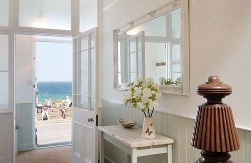 St Ives House | Waves End, St Ives. Amazing Views, Hot tub & private parking for 2 cars.
