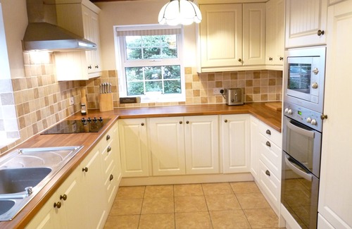 Crantock Cottage | Waylands cottage with gardens, parking for 3 cars - in Crantock village