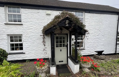 Crantock Cottage | Waylands cottage with gardens, parking for 3 cars - in Crantock village