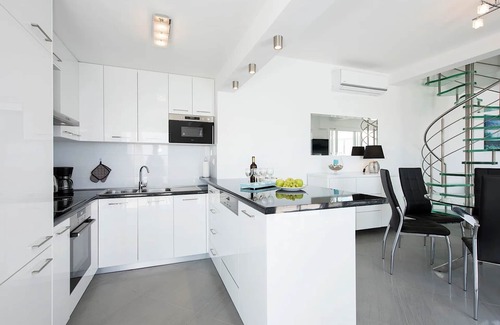 Pirgi Villa | We are Nikos and Litsa, passionate about travelling.