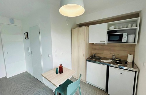 Barbatre Apartment | We Live In R - Suite 201