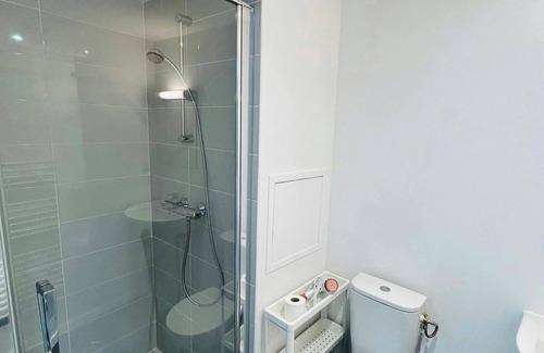 Barbatre Apartment | We Live In R - Suite 201