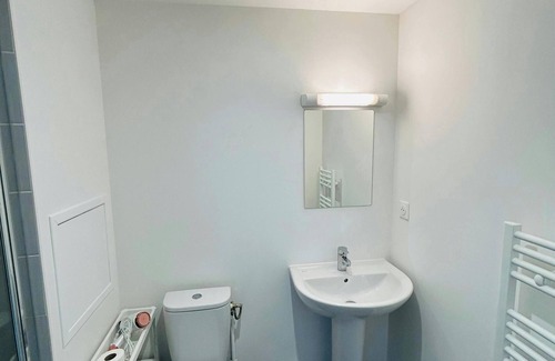 Barbatre Apartment | We Live In R - Suite 201