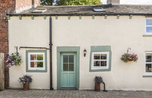 Carlisle Cottage | WEAVERS COTTAGE, pet friendly, with open fire in Burgh By Sands
