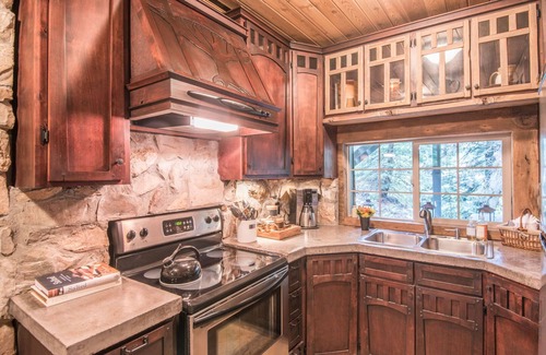 Sundance Cottage | Wee Cottage- Unparalleled Charm, Tiny House, Enchanting Setting, Hot Tub