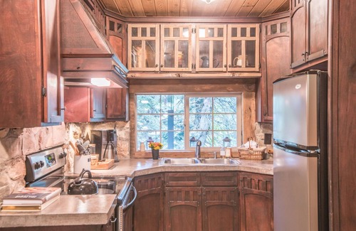 Sundance Cottage | Wee Cottage- Unparalleled Charm, Tiny House, Enchanting Setting, Hot Tub