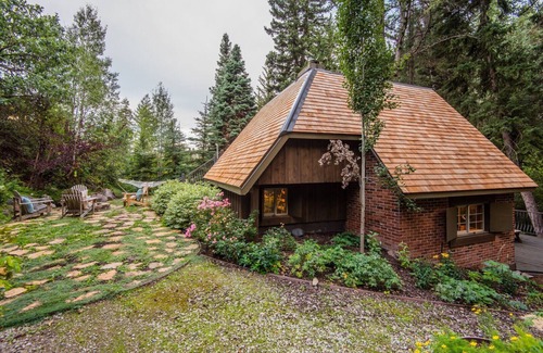 Sundance Cottage | Wee Cottage- Unparalleled Charm, Tiny House, Enchanting Setting, Hot Tub