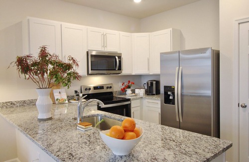 Luray House | ~Weekly 15% OFF~ Modern Charm w/Luxury Beds, Fireplace, Workspace