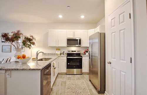 Luray House | ~Weekly 15% OFF~ Modern Charm w/Luxury Beds, Fireplace, Workspace