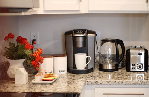 Luray House | ~Weekly 15% OFF~ Modern Charm w/Luxury Beds, Fireplace, Workspace