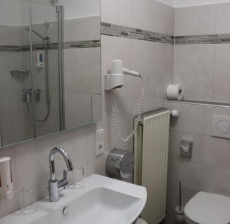 Zeltingen-Rachtig House | Weinstube Pension Moselblümchen