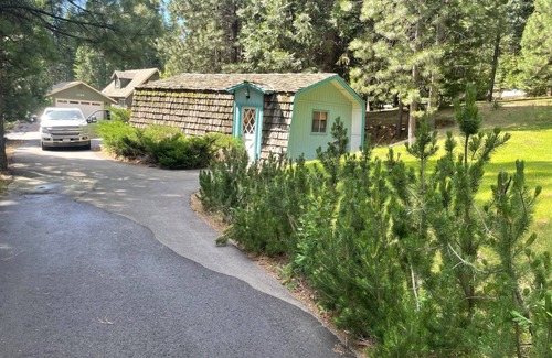 Lake Almanor Country Club Cabin | Welcoming 2-bedroom cabin in Lake Almanor Country Club on the golf course