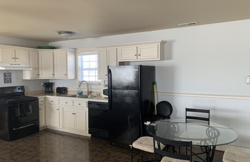 Bowling Green House | WELCOME Cave Visitors! Clean, Peaceful Home in the Country. Game Room/Mini Gym!