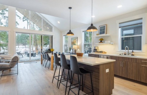 Roslyn House | Welcome to 121 Panorama Drive in the Cabin at the Farm neighborhood.